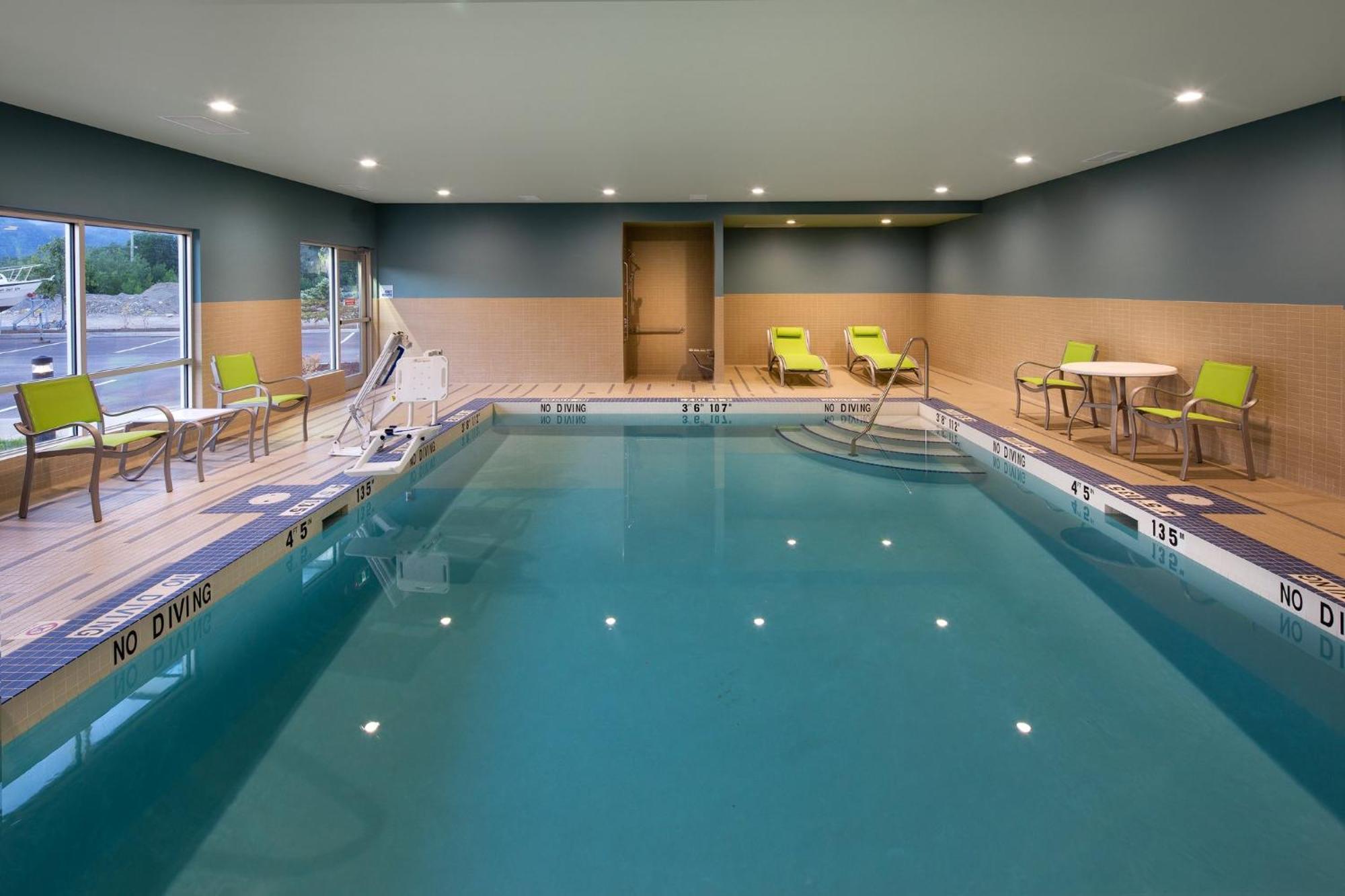 Holiday Inn Express & Suites Terrace By Ihg Eksteriør bilde