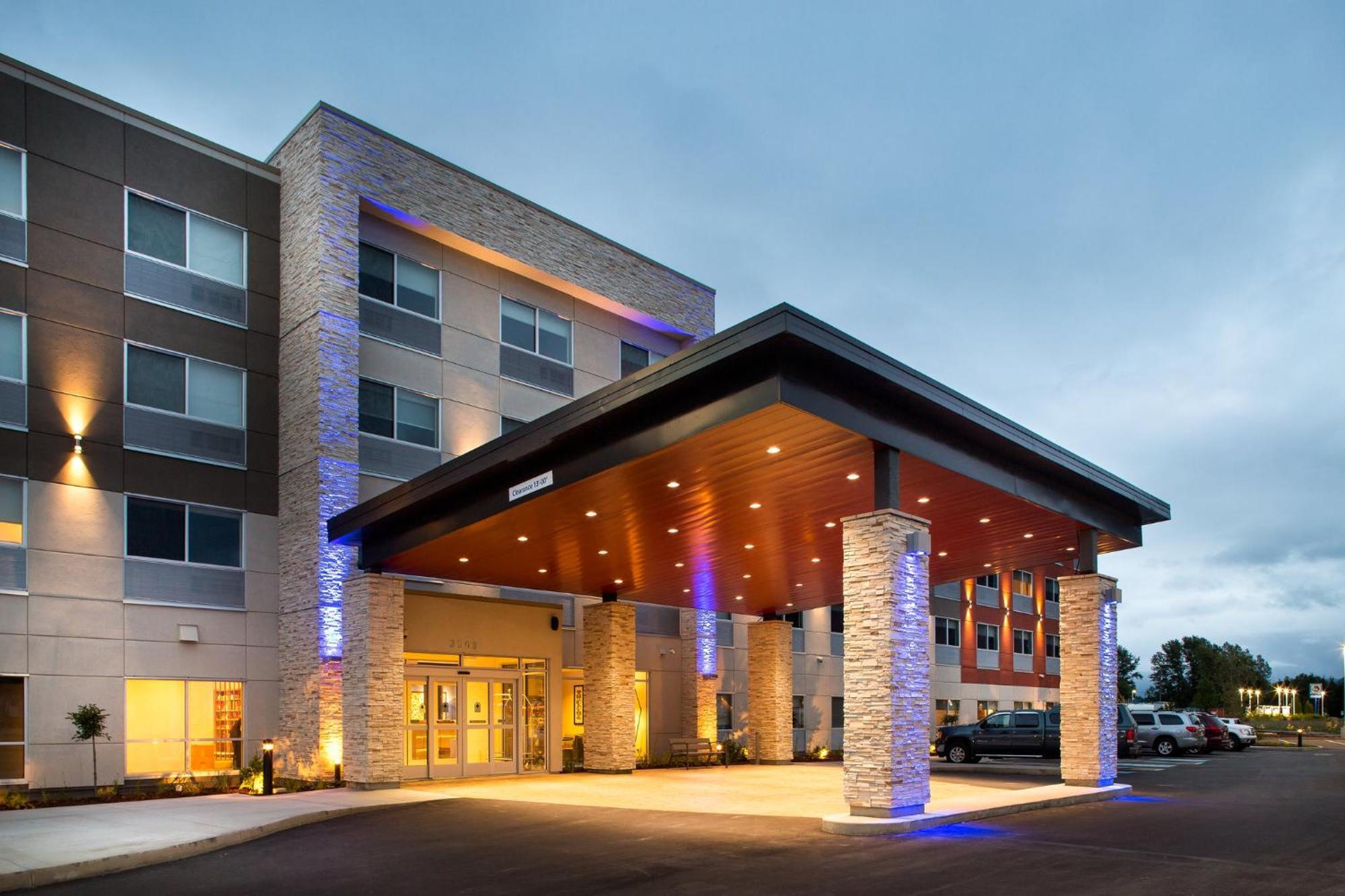 Holiday Inn Express & Suites Terrace By Ihg Eksteriør bilde
